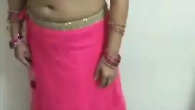 Good-looking Indian dancer during performance flashes small XXX tits