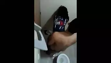 Young delhi college lovers fucking in restaurant bathroom