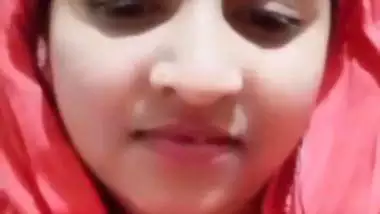 Beautiful bhabhi round boobs showing with sharp nipples