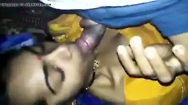 Desi bhabhi in saree sucking dick blowjob dick love