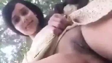 Young Desi babe reveals her sexy shaved pussy on XXX cam