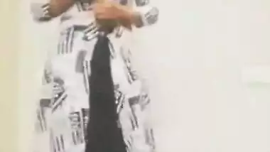 Indian babe is always prepared to satisfy lecherous fans with XXX dance