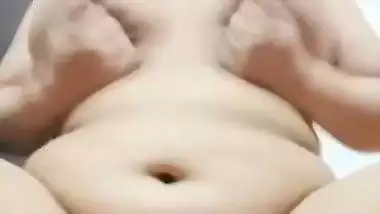 Milf squeezes boobs and fingering in desi nude video