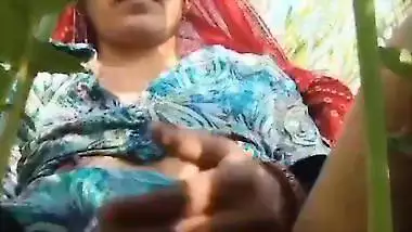 Village bhabhi in farm field showing naked body parts