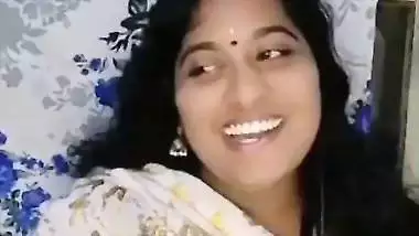 Telugu tanker bhabhi showing and pressing huge boobs