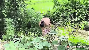 Indian sex video of a lady bathing outdoors in the stream