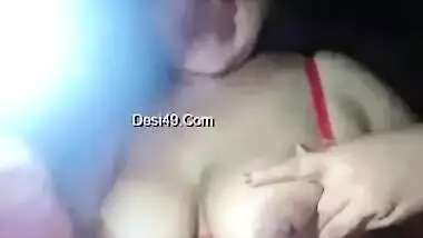 Desi woman can demonstrate porn treasures even in the dark room