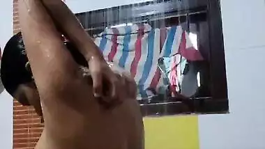 Big boobs Indian babe under shower viral clip