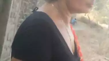 Horny man fucks a desi randi in a plastic hut on the road
