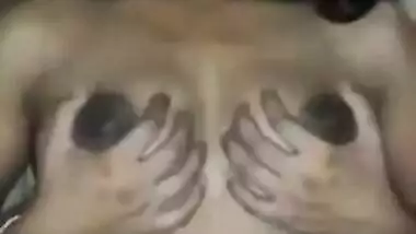 Desi cute bhabi press her boobs