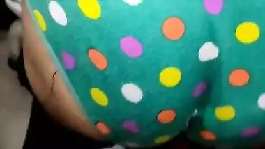 I see my GF urinating and fuck her in the bathroom