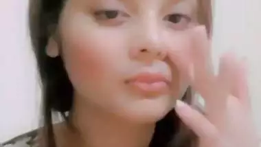 Beautiful big melons showing desi girl selfie viral clip