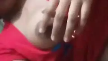 Slinky Desi slut takes her XXX coconuts out and licks sex nipple