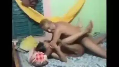 Uncle fucking lonely wife after licking pussy viral MMS