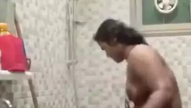 Desi aunty bathroom selfie Video
