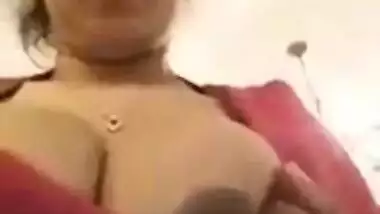 Desi cute bhabi showing her boobs nipple