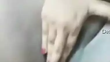 Naked Desi bombshell gently massages her XXX vagina in the bedroom