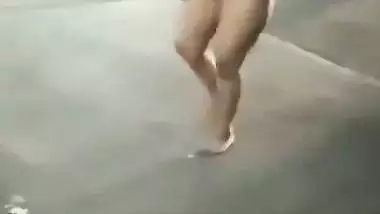 Indian nude MMS of a Kolkata slut walking naked on streets